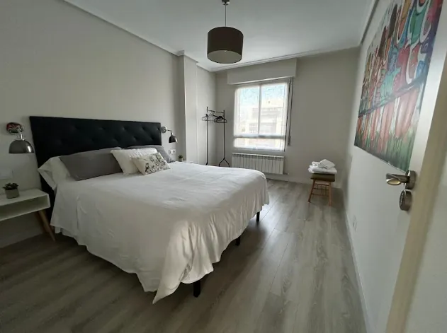 Dormitorio II con cama de matrimonio y cabecero acolchado