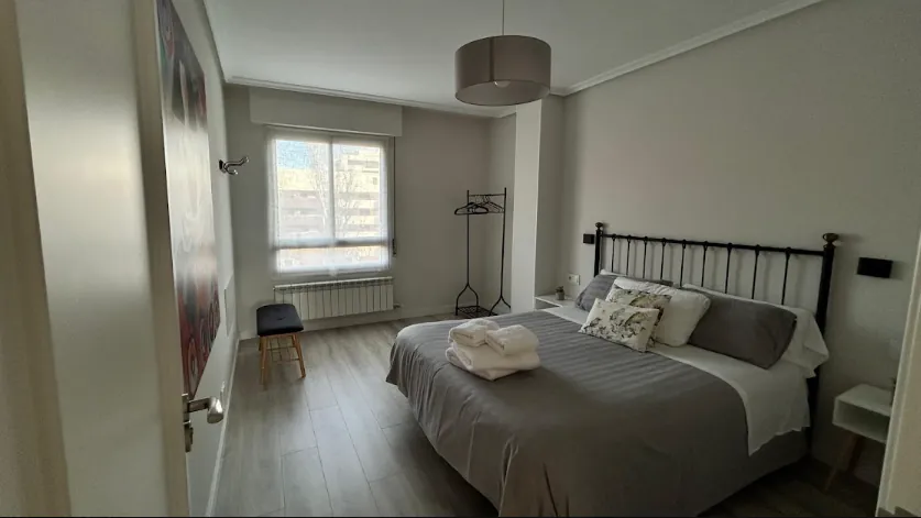 Dormitorio I con cama de matrimonio de forja