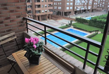 Vistas desde la terraza a la piscina comunitaria y el jardín