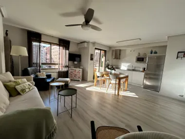 Salón abierto a la cocina, con mesa de comedor