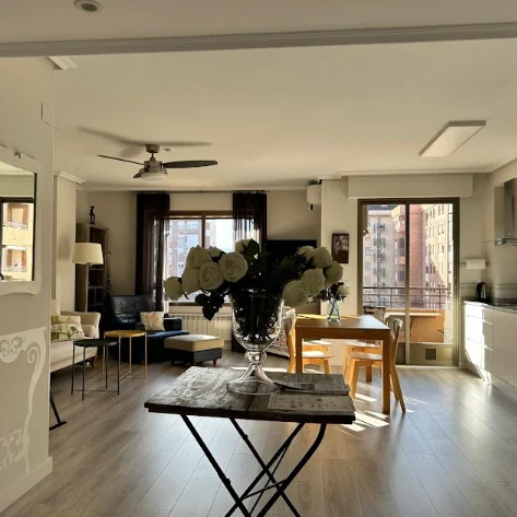 Salón y comedor de La Estambrera, luminoso, con ventilador de techo y salida a la terraza